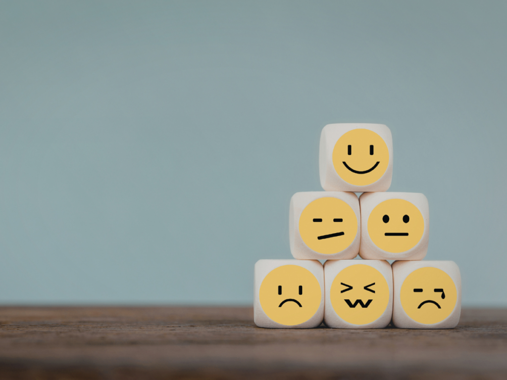 Emoties bij het kopen van een woning weergegeven met verschillende gezichtsuitdrukkingen tijdens het bepalen van een bod